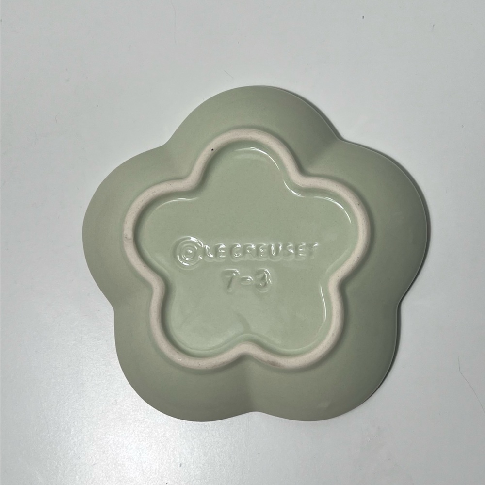 Le Creuset Stoneware Flower Petal Scalloped Trinket Dish Plate Tray - Picture 9 of 10